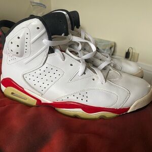 Nike White and Red Sneakers with Air Cushioning